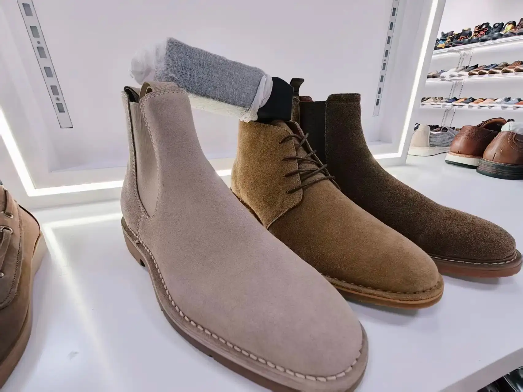 Check the material and surface cleanliness of the suede boots